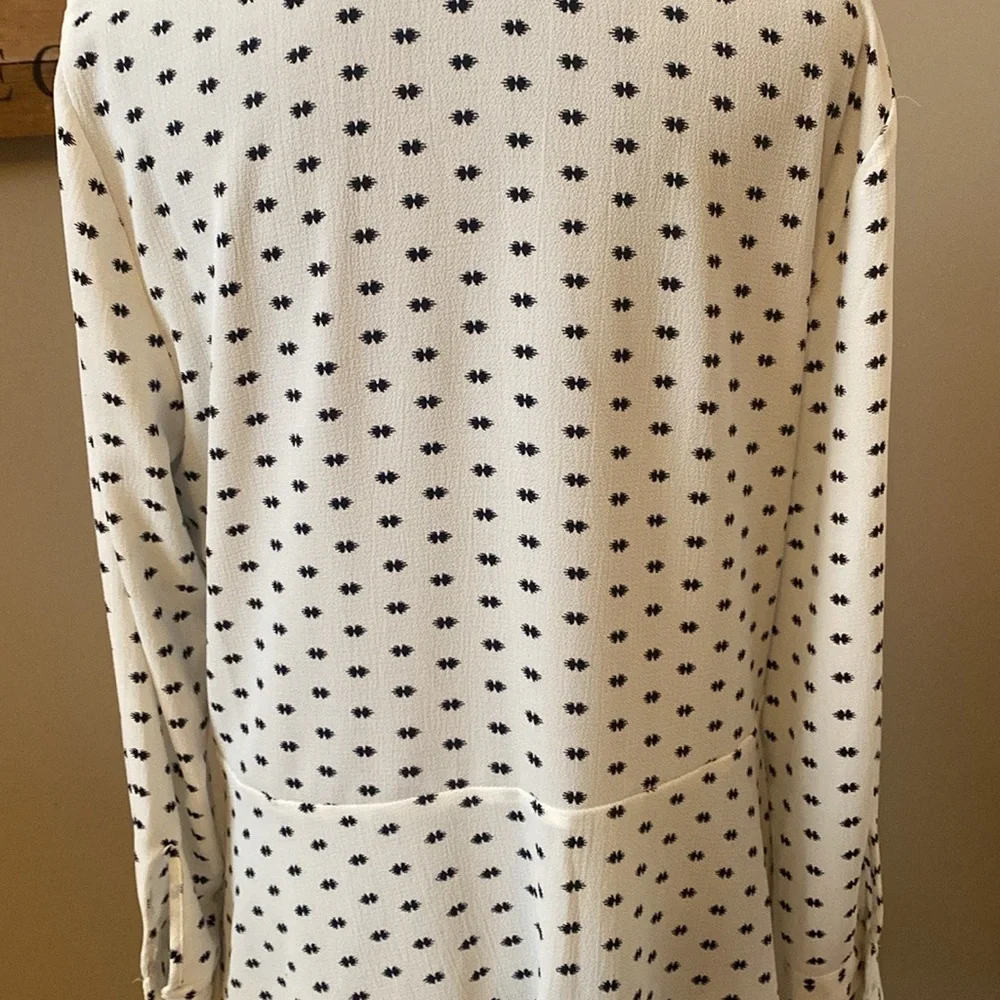 VINCE CAMUTO peplum blouse w/sm bl geo pattern on cream Sz L, modesty snap - Picture 6 of 9